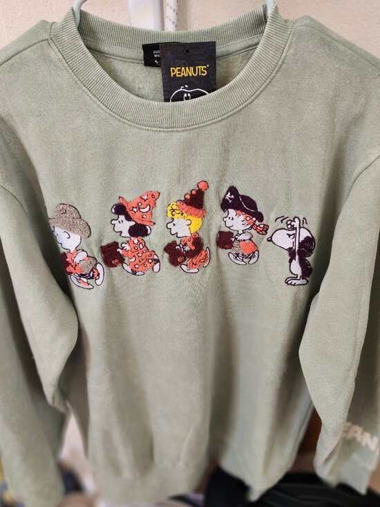 Peanuts Tops - Peanuts Snoopy HALLOWEEN TRICK OR TREAT Big Girl's or Ladies Sweatshirt MED NWT